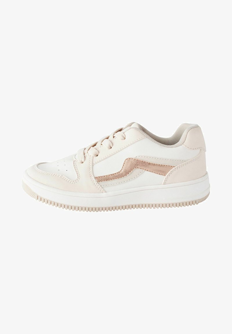Sneaker bianco con una striscia laterale in rosa dorato testurizzata. Realizzato in pelle e materiali sintetici, presenta lacci tondi e una suola in gomma.
