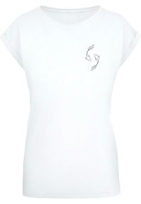 Weißes Baumwoll-T-Shirt mit kurzen, aufgerollten Ärmeln und rundem Ausschnitt. Verziert mit einem minimalistischen schwarzen Fischdesign auf der Vorderseite.