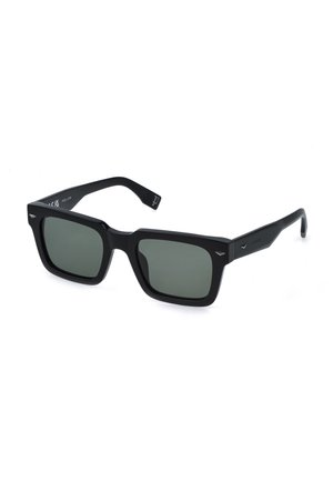 Lunettes de soleil rectangulaires noires à montures épaisses et verres vert foncé, légèrement inclinées vers la droite sur un fond blanc.
