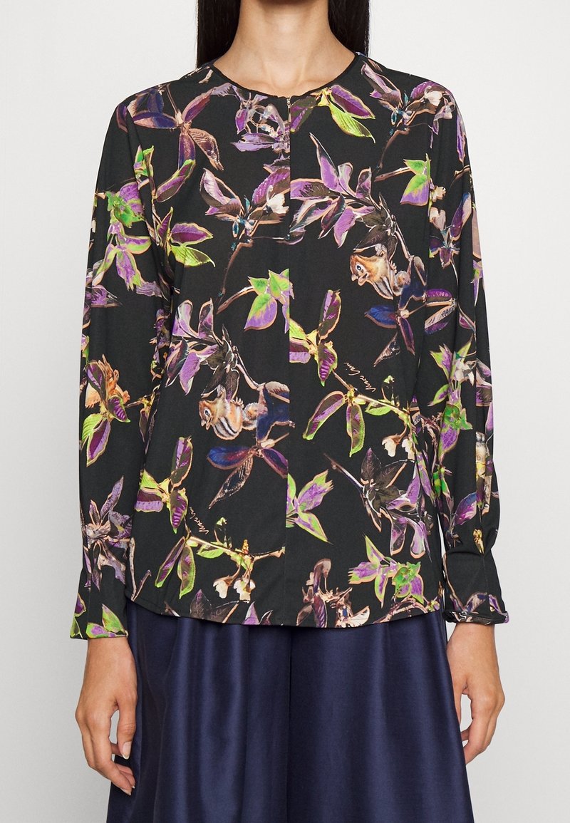Schwarze Bluse mit langen Ärmeln und buntem Blumenmuster in Lila, Grün und Blau. Glatter Stoff, runder Ausschnitt und lockere Passform.