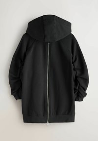 Melns kapuču džemperis ar pilna garuma rāvējslēdzēju, raglāna piedurknēm un ribām aprocēs. Gluda tekstūra un brīvs piegriezums.