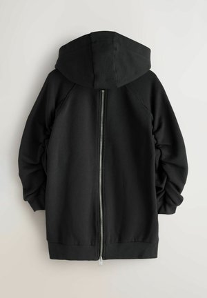 Sort hættetrøje med fuld lynlås, raglanærmer og ribstrikkede manchetter. Glat tekstur og afslappet pasform.