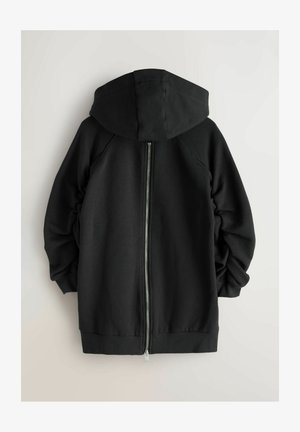 Sudadera negra con capucha y cremallera de largo completo, mangas raglán y puños de canalé. Textura suave y ajuste relajado.