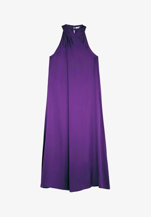 Robe sans manches violette avec un design enroulé, dotée d'un tissu texturé, d'un décolleté en V profond et d'une fermeture à dos en keyhole. Tombe jusqu'à la cheville.