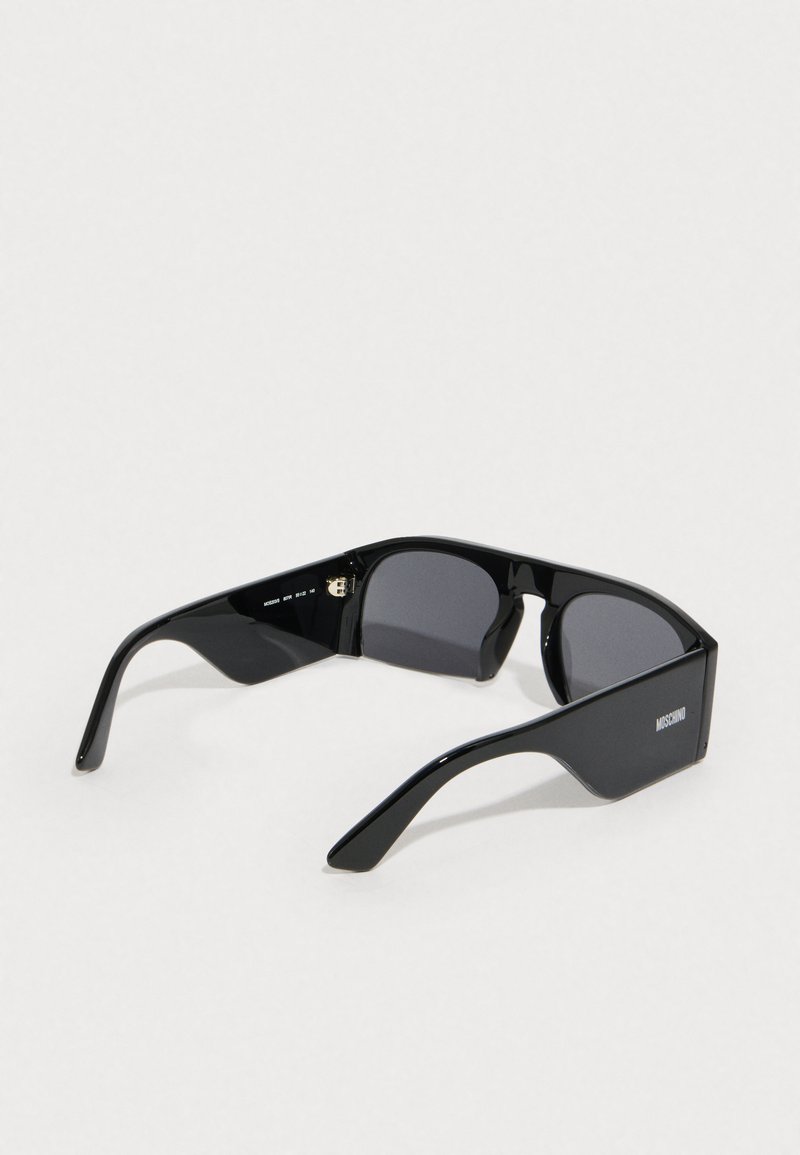 Schwarze Sonnenbrille mit glänzendem Finish, eckigen Rahmen, grauen Gläsern und einem Moschino-Logo an der Seite. Bietet ein robustes Design.