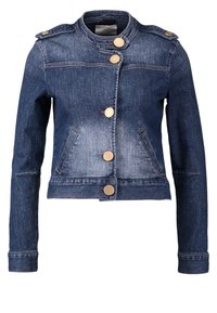 Tummansinisestä farkkutakista, jossa on lyhennetty malli, kultaiset napit, neljä taskua ja kauluskanta. Sisältää hienovaraista haalistumista ja ommeltuja yksityiskohtia.