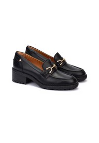 Mocassins en cuir noir avec un petit talon carré, dotés d'un détail de boucle en ton doré et d'une semelle texturée pour l'adhérence. Intérieur doublé en cuir tan.