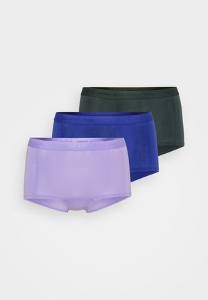 Drei Paar Boxershorts in Lavendel, Dunkelblau und Grün. Sie verfügen über eine glatte Textur und elastische Bund mit eingeprägtem Branding.