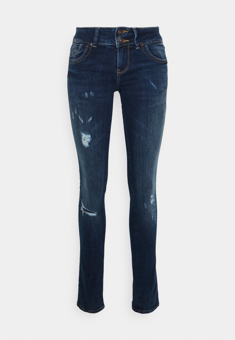 Jeans de ganga azul escura com um corte slim, apresentando uma cintura alta, fecho de dois botões, joelhos desfiados e remendos desgastados.
