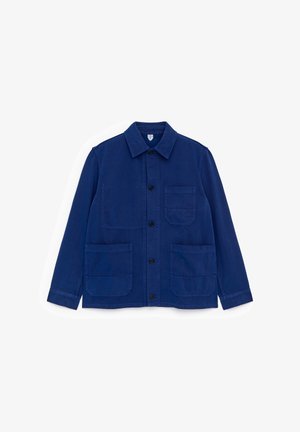 Blå arbejdsjakke med lange ærmer, fire forlommer og sorte knapper, præsenteret fladt på en hvid baggrund.