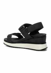 Sandalias de plataforma negras con correas anchas y acentos metálicos. Plantilla acolchada, suela texturizada y entresuela blanca en contraste.