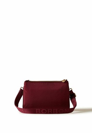 Sac bandoulière texturé bordeaux avec fermeture éclair dorée et sangle ajustable embossée "BORBONESE" dans un ton bordeaux assorti.