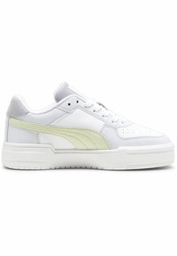 Fehér bőr sneaker, textúrált felülettel, világoszöld részletekkel és vastag gumitalppal. Szürke sarkú fül egészíti ki a kialakítást.