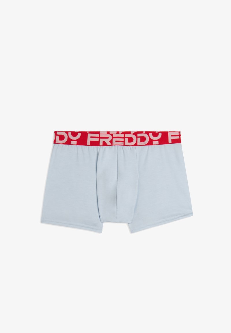 Boxer azzurri con una fascia elastica rossa in vita con la scritta "FREDDY" in bianco. Caratterizzati da una tasca frontale per supporto e comfort.