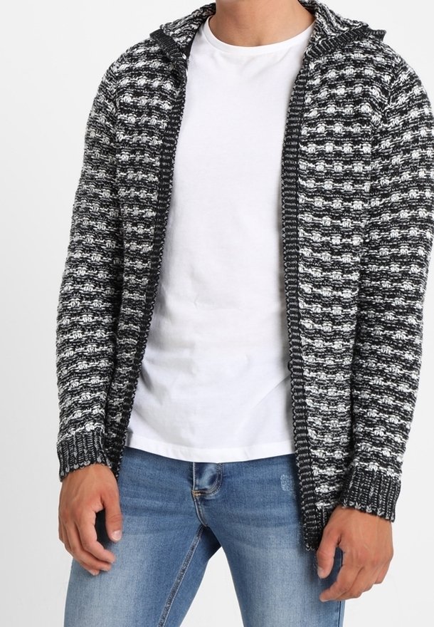 Cardigan lavorato a maglia in bianco e nero, con cappuccio, apertura frontale e polsini a coste. Texture morbida con motivo geometrico.