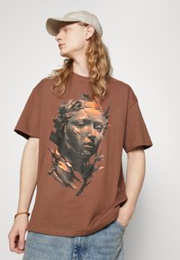 Forgotten Faces OVERGROWN HEAVY OVERSIZED TEE UNISEX  - T-shirts med print - bark