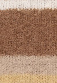 Stoffmuster mit horizontalen Streifen in Dunkelbraun, Hellbraun, Beige und hellem Gelb, mit einer fuzzy Struktur und unebenen Kanten.