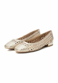 Bailarinas metálicas doradas con textura superior trenzada, punta redonda y tacón bajo en bloque. Los acentos decorativos en el tacón añaden detalle.