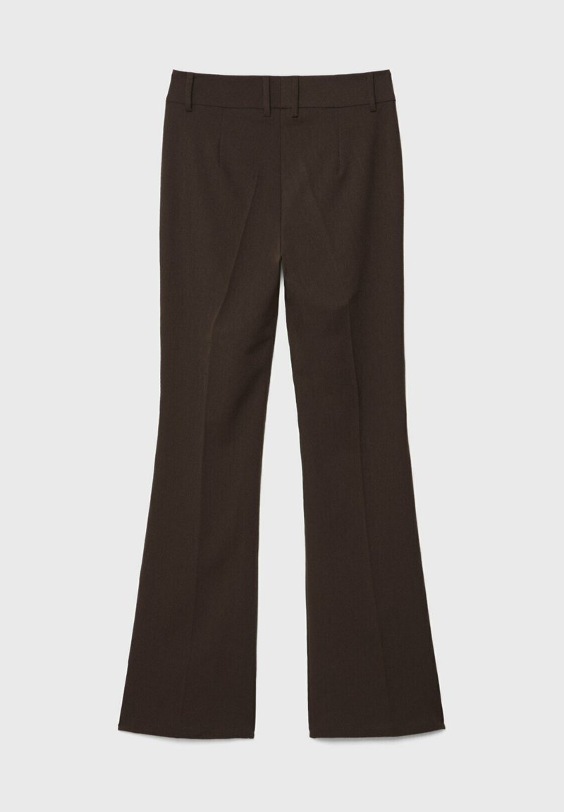 Pantaloni marroni sartoriali con design a gamba svasata, realizzati in tessuto testurizzato, con passanti per cintura e chiusura con bottone in vita.