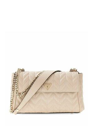 Sac à épaule matelassé beige avec bandoulière en chaîne dorée et emblème logo "Guess" sur le rabat avant.