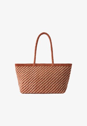 Sac en toile rectangulaire tissé avec un motif en damier diagonal rouille et beige et de longues poignées tressées de couleur rouille.