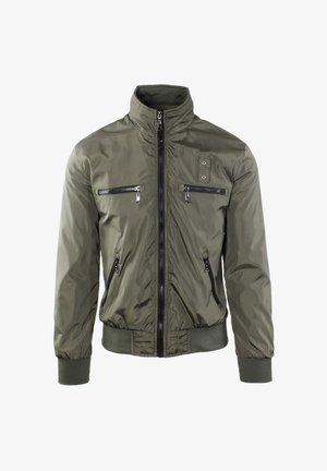 Giacca bomber verde oliva con colletto rialzato, due tasche anteriori con zip, polsini a costine, vita elasticizzata e tessuto liscio e lucido.