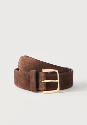 Ceinture en daim marron roulée avec une boucle rectangulaire dorée sur un fond clair uni.