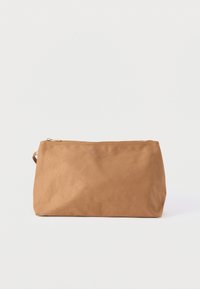 Ορθογώνια υφασμάτινη θήκη με φερμουάρ και μικρό πλευρικό λουράκι, με το σήμα "Stylein" ανάγλυφο στο εμπρός μέρος.