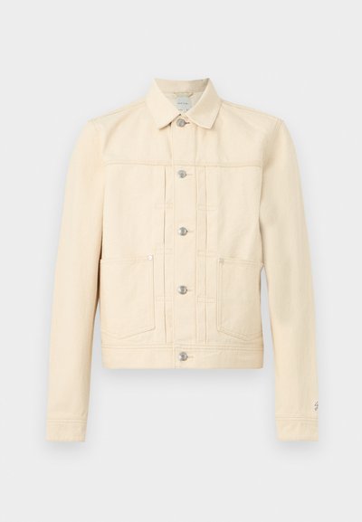 Μπεζ τζιν μπουφάν με μυτερό γιακά, ασημένια κουμπιά στον εμπρός μέρος, μακριά μανίκια και δύο εμπρόσθιες τσέπες με επένδυση.