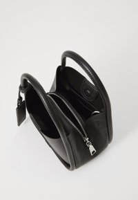 Borsa a mano in pelle nera con finitura testurizzata, scomparto con zip, due manici rotondi e una etichetta removibile. Interno foderato e organizzato.
