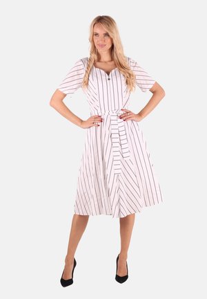 Gestreifiertes Baumwollkleid in Weiß und Schwarz, mit kurzen Ärmeln, quadratischem Ausschnitt, gebundenem Taillengürtel und knielangem, fließendem Rock.