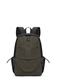 Sac à dos avec un corps en tissu vert olive mat et des accents noirs. Il dispose de bretelles rembourrées et d'une poignée de transport supérieure. Poche zippée à l'avant.