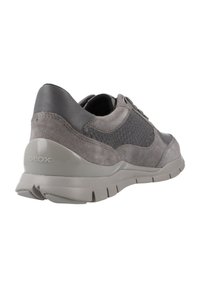 Zapatillas de ante gris y malla con acentos texturizados, suela de goma y marca Geox en el talón. Punta redondeada y cuello acolchado.