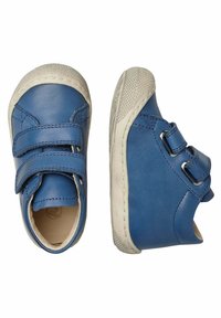 Chaussures pour enfants en cuir bleu avec deux bandes Velcro, bout arrondi et semelle en caoutchouc texturée avec des accents de couleur claire.