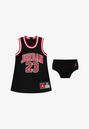 Fekete hálós kosárlabda mez piros és szürke részletekkel, elöl "JORDAN" és "23" felirattal, egy hozzáillő fekete alsónadrággal párosítva.