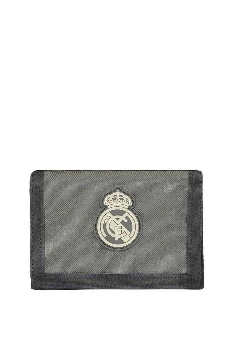 Portafoglio grigio con esterno testurizzato, patch con logo e dettaglio a forma di corona, e cuciture in contrasto. Forma rettangolare compatta.