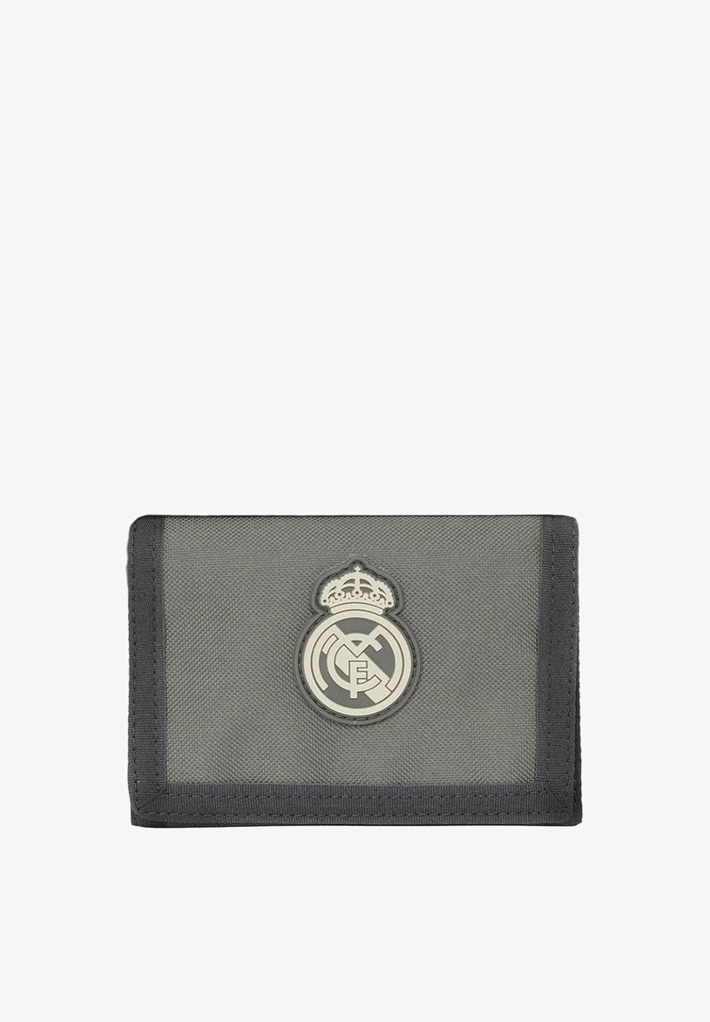 Portafoglio grigio con esterno testurizzato, patch con logo e dettaglio a forma di corona, e cuciture in contrasto. Forma rettangolare compatta.
