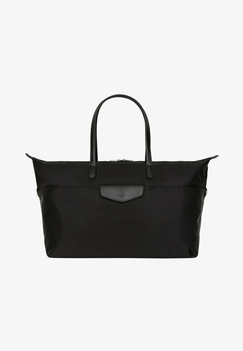 Sac fourre-tout en nylon noir avec des poignées en cuir, une base plate et une poche avant avec un accent logo. Texture lisse, design minimaliste.