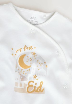 Body alb pentru bebeluși, cu grafică aurie și argintie reprezentând o semilună, stele și clădiri, cu textul „prima mea Eid.” Detaliu cu închidere cu capse.