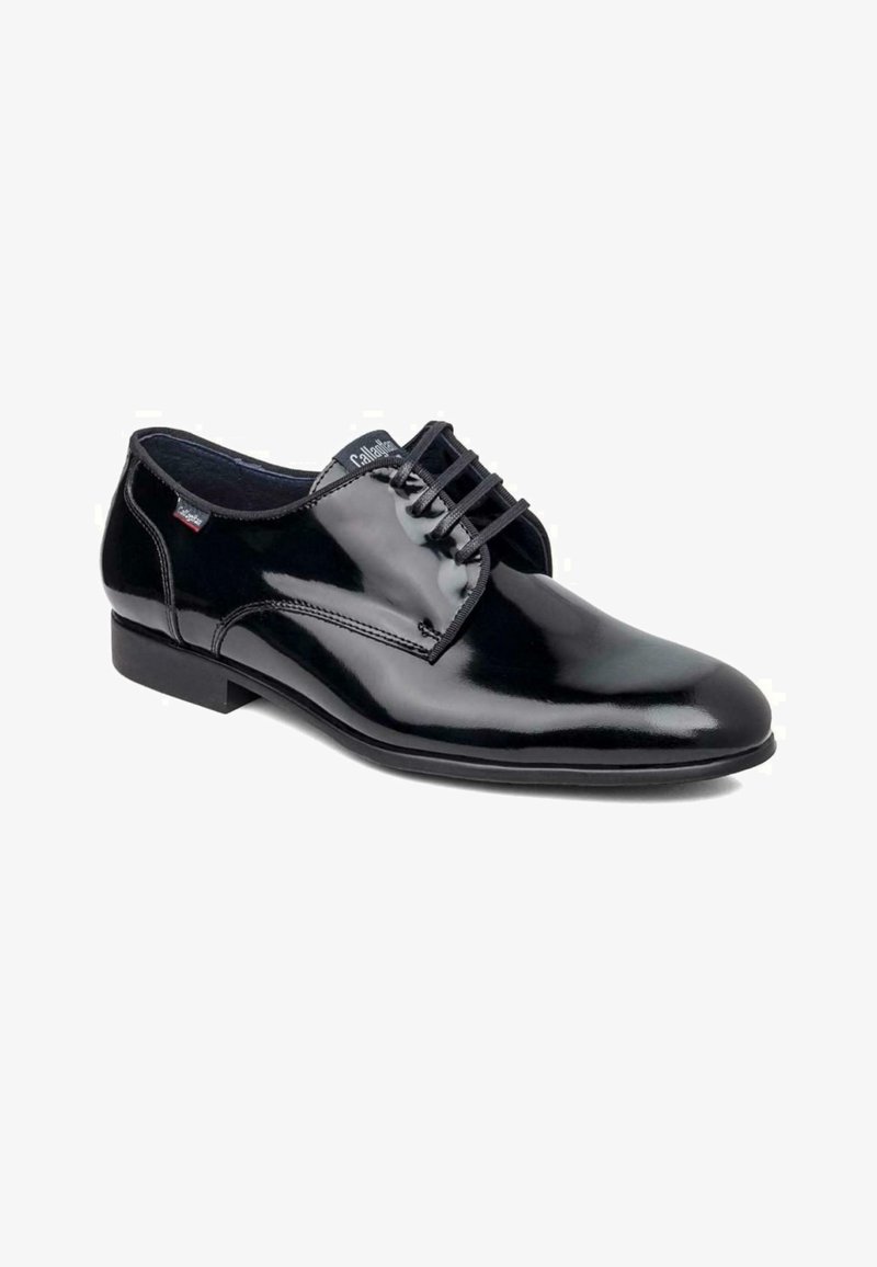 Scarpa da uomo in vernice nera con punta arrotondata, cinque occhielli e design con lacci; presenta un tacco basso impilato e una superficie liscia.