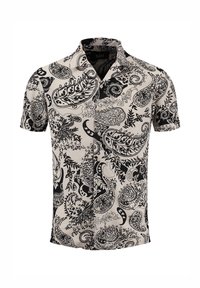 Camisa de manga corta con botones, con intrincados patrones de p paisley en blanco y negro y motivos florales en un fondo claro.