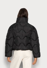 Weekday BRIGHT PUFFER JACKET - Casaco de inverno - black