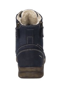 Granatowe skórzane botki za kostkę z futrzanym wykończeniem, przeszyciami i bocznym zamkiem błyskawicznym. Posiadają teksturowaną podeszwę dla lepszej przyczepności.