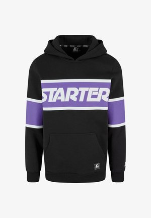 Čierna mikina s kapucňou, s výrazným purpurovým logom "STARTER" na hrudi a bielymi pruhmi na rukávoch. Predné vrecko.