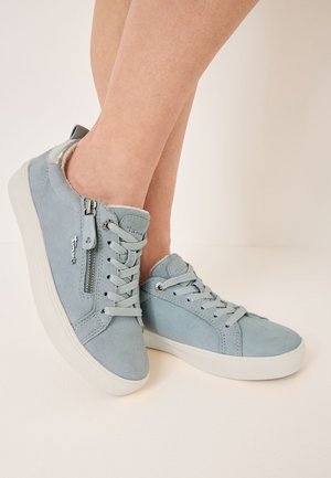 Baskets basses en daim bleu clair avec des lacets et des détails de fermeture à glissière sur le côté. Présentent une semelle en caoutchouc blanche et des accents en tissu texturé.