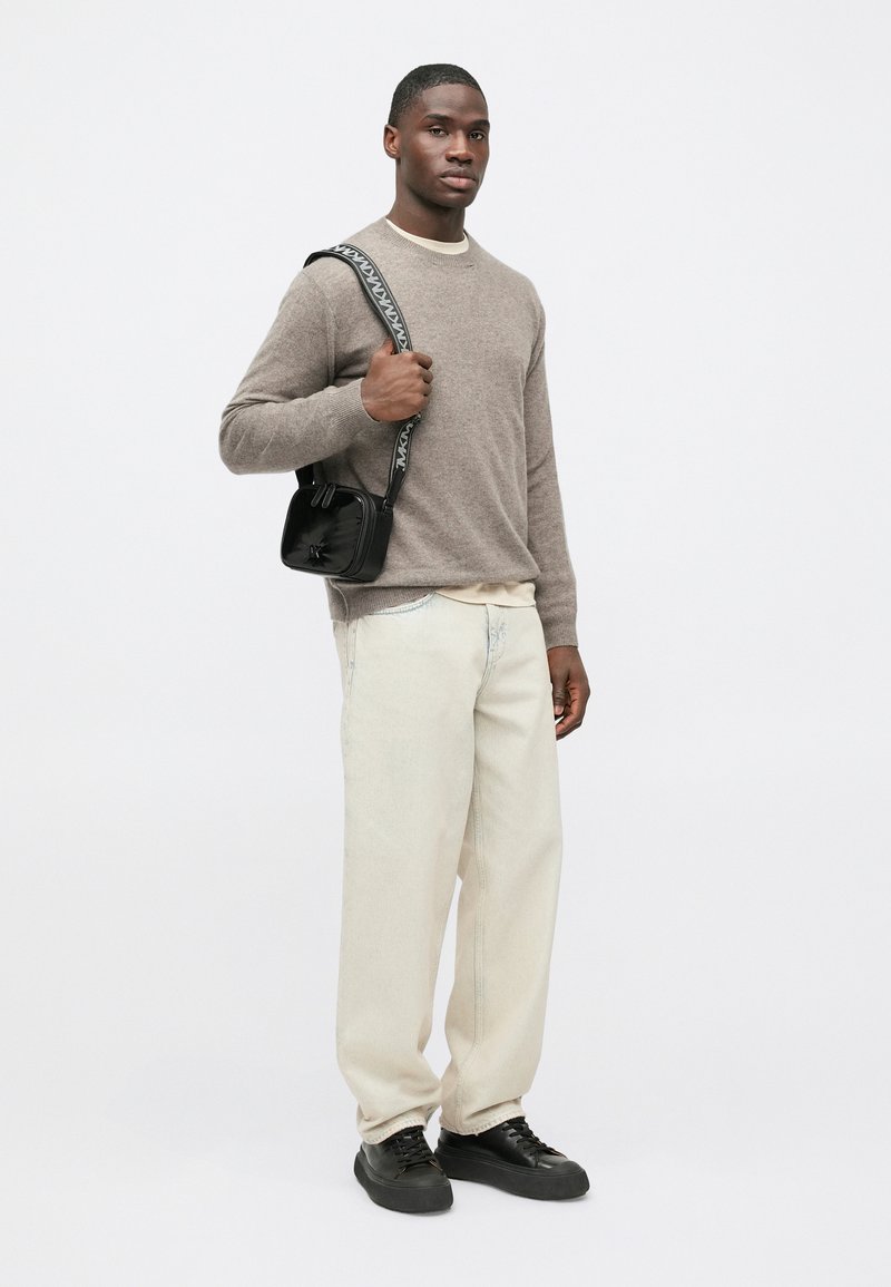 Michael Kors HORIZONTAL UNISEX - Τσάντα χιαστί - black