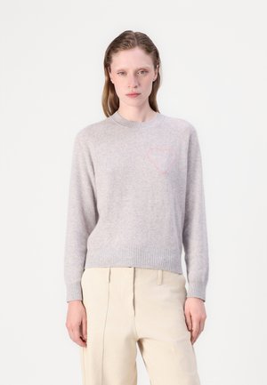 Helles graues Sweatshirt aus weichem Stoff, mit einer kleinen rosa Herzstickerei auf der linken Seite sowie gerippten Bündchen und Saum.
