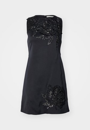 Ärmelloses schwarzes Kleid mit floralen Paillettenverzierungen an den Schultern und am Saum, das eine glatte Textur und ein figurbetontes Design aufweist.