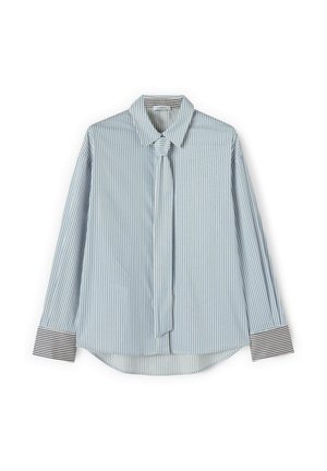 Lichtblauw-wit gestreept overhemd met lange mouwen, met zwart-witte gestreepte manchetten en een vastgenote smalle stropdas.