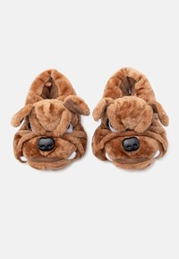 Slippers de perro de peluche marrón con forma redondeada, tejido texturizado, nariz negra y detalles de dientes blancos, con orejas caídas a los lados.
